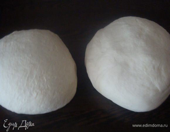 Тесто делим на две части.