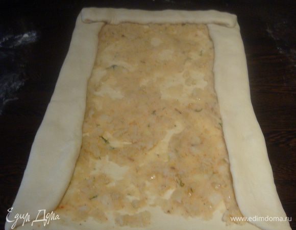 Тесто раскатываем в прямоугольник, намазываем картофельным пюре. Заворачиваем края теста с трех сторон (как на фото).