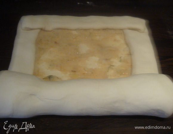 Тесто сворачиваем в рулет.