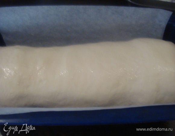 Рулет укладываем в форму. Смачиваем руки в воде, мокрыми руками немного смачиваем рулет и присыпаем немного мукой.