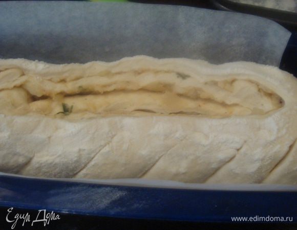 При помощи острого ножа рулет разрезаем по середине, но не до самого конца (как на фото), и делаем маленькие надрезы по краям.