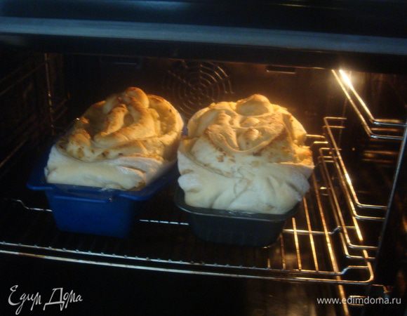 Подошедший хлеб печем при 220°C 15-20 минут, затем уменьшаем до 200°C и еще печем 25-30 минут. Проверяем готовность хлеба деревянной шпажкой.