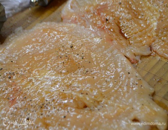 Куриную грудку помыть и обсушить бумажным полотенцем. Разрезать вдоль на 2 части. Накрыть целлофановым пакетом и хорошо отбить с двух сторон. Каждую отбивную смазать ст. л соевого соуса, поперчить и оставить на некоторое время.