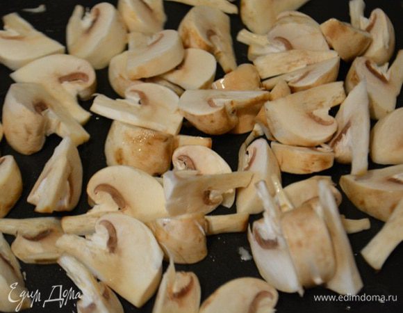 Грибы также помыть, обсушить и нарезать на ломтики. Обжарить до золотистого цвета на сковороде с добавлением оливкового масла.