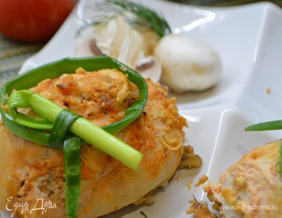 Смешать сметану с томатным соусом и чесноком через пресс. Залить куриные мешочки. Запечь при 200°C 30 минут. Приятного аппетита!