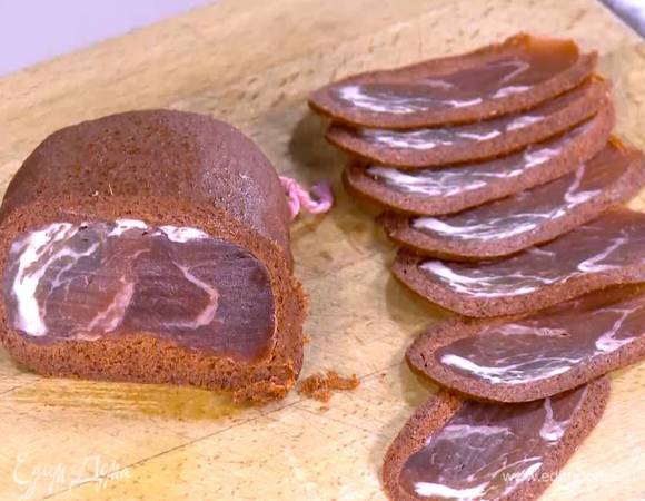 Бастурму нарезать очень тонкими ломтиками.