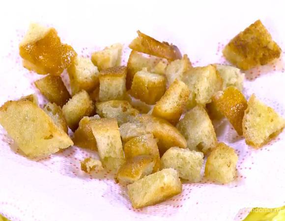 Разогреть в сковороде оливковое масло, обжарить хлеб до золотистого цвета и выложить крутоны на бумажное полотенце, чтобы удалить излишки жира.