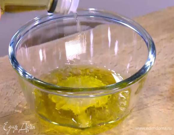 Приготовить заправку: горчицу соединить с уксусом, влить оливковое масло Extra Virgin, посолить, поперчить и перемешать.