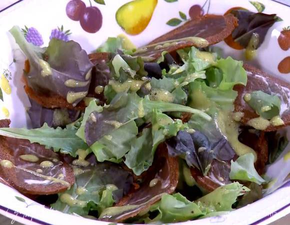 Половину салатных листьев выложить на блюдо, полить частью заправки, сверху разложить бастурму и оставшиеся листья салата, еще немного полить заправкой.