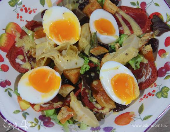 Украсить все артишоками и полить оставшейся заправкой.