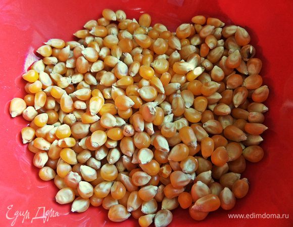 Отмеряем сушеные зерна кукурузы.