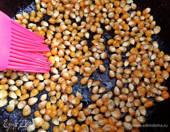 Наливаем масло и смазываем кисточкой все зерна.