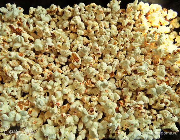 Когда стрельба затихает совсем, можно открыть крышку и высыпать попкорн в форму для остывания.