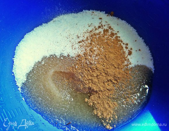 Смешиваем все для карамельного соуса...Вместо меда можно любой сироп. Я использовала сироп от "брусники в меду": http://www.edimdoma.ru/retsepty/76504-brusnika-v-medu