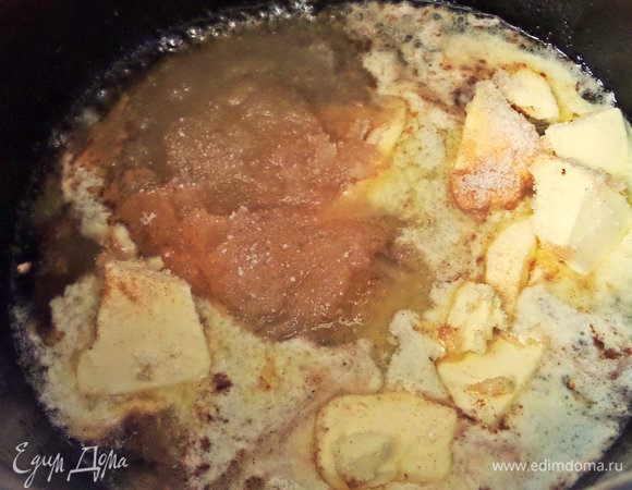 Помещаем в ту же кастрюлю, в которой "стрелял" попкорн, только убрать нераскрытые зерна!