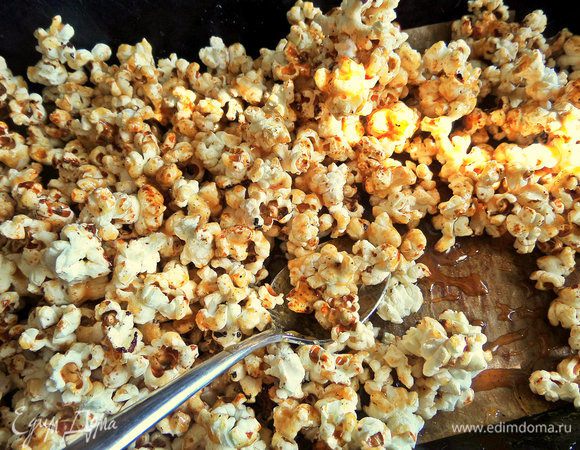 Перемешиваем лопаткой или ложкой и ждем, когда карамель застынет. Зимой уносили на закрытую лоджию на несколько минут.