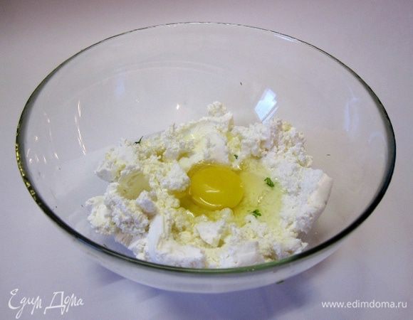 В творог вбить яйцо.