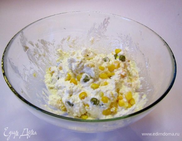 Размешать, посолить, поперчить, добавить горошек и кукурузу без маринада.