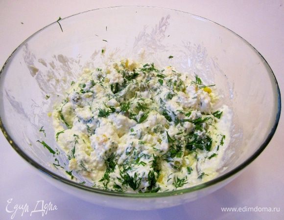 Добавить мелко нарезанный укроп, аккуратно перемешать.