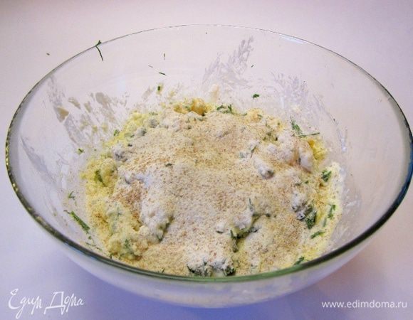 Всыпать разрыхлитель и просеянную муку.