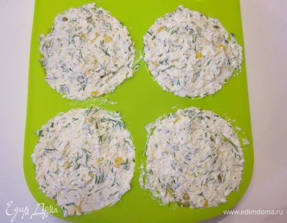 Выложить в формочки.