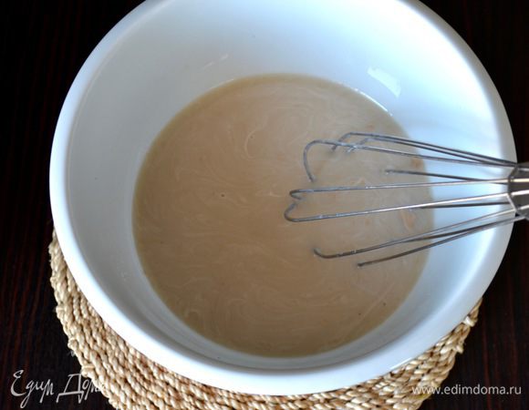 Важно! Сливочное масло и яйца — комнатной температуры!
Итак, нагреть 300 мл молока до теплого состояния.
В миску раскрошить дрожжи, смешать с сахаром и молоком (100 мл!) до однородного состояния.