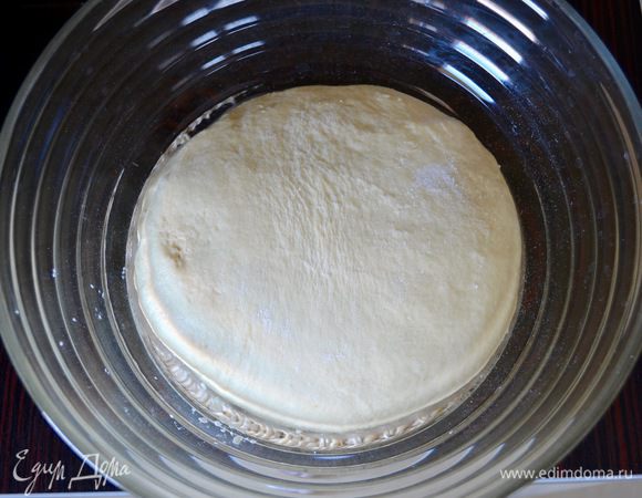 Добавить кусочками мягкое сливочное масло и вымешивать тесто еще в течении 4-5 минут. Дополнительно муки добавлять не стоит, и вымешивать тесто руками не надо — миксер сделал свое дело.
Накрыть тесто пленкой и поставить в спокойное место на 1,5 часа для подъема (я ставлю миску с тестом в духовку, включенную в режиме "свет").