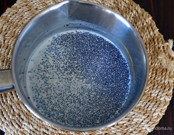 Тем временем, для начинки в небольшую кастрюльку положить молоко (50 мл), мак, щепотку соли, цедру лимона и довести до кипения. Снять с плиты и остудить.