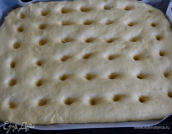 Через 30 минут сделать в тесте частые углубления (пальцами или ножкой от большой деревянной ножки). Углублений в тесте постарайтесь сделать как можно больше... Я готовила пирог уже три раза, после самого первого раза учла некоторые "тонкости" приготовления, которые применила впоследствии... В частности то, что дырочек надо постараться сделать больше, чем у меня на этом фото...))))