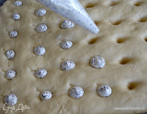 С помощью кондитерского мешка заполнить углубления в тесте маково-масляной смесью (чем больше "дырочек" тем лучше вы заполните пирог кремом).