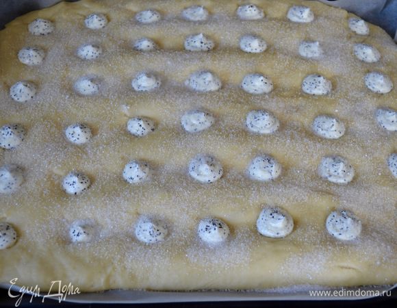 Посыпать верх пирога миндальными лепестками (у меня здесь без них, но с ними вкуснее!) и 50 г сахара.
Выпекать пирог на втором снизу уровне духовки, разогретой до 190°C, 20-25 минут до золотистого цвета.