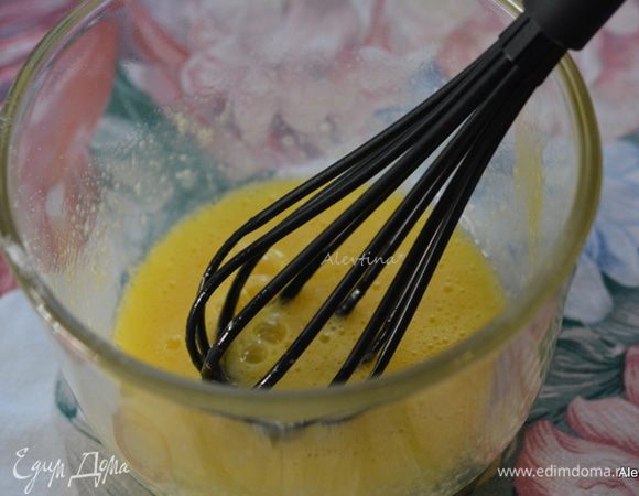 Яйца смешать, добавить соль, затем сахар.