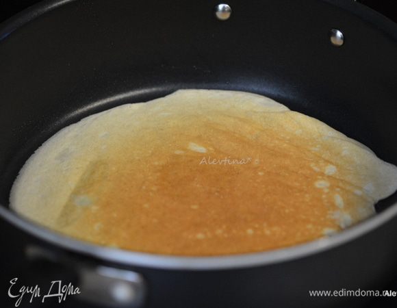 Сковороду нагреть, смазать маслом на первый блин. На последующие я уже масло не добавляю. Пропекать с 2 х сторон.