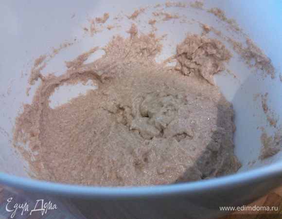 Для закваски смешать деревянной ложкой или лопаточкой  цельнозерновую муку с водой комнатной температуры в которой предварительно растворить дрожжи. Миску накрыть пленкой и поставить в холодильник на 24 часа. Если это сделать с утра, то следующим утром можно приступать к выпечке. 