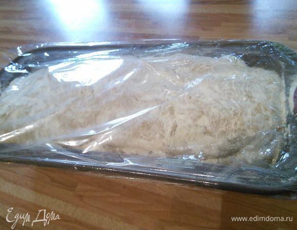 Аккуратно выкладываем тесто в форму для выпечки. Присыпаем мукой и ставим на час на отдых. У меня форма оказалась маловата, поэтому пришлось сократить время расстойки в половину. 