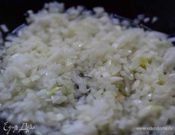 Лук порезать мелкими кубиками и обжарить несколько минут на растительном масле.