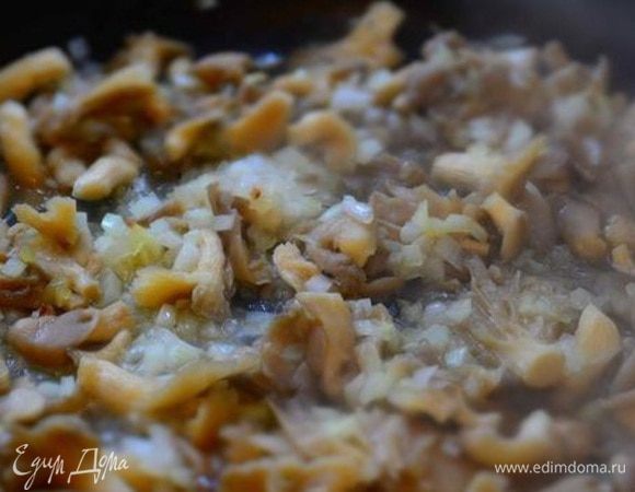 К луку добавить порезанные вешенки, обжарить 5-7 минут, периодически помешивая.