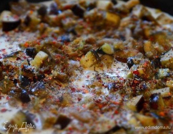 Влить сливки, посолить, поперчить, добавить любимые приправы (у меня итальянская смесь: базилик, паприка, чеснок, лук и орегано). Потушить 5-7 минут на слабом огне.