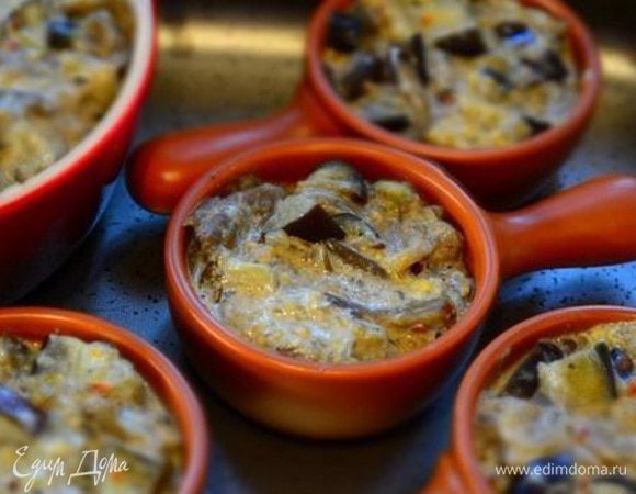 Разложить овощи по кокотницам.