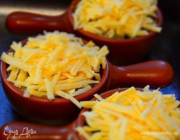 Посыпать тертым сыром и запечь в духовке до подрумянивания сыра.