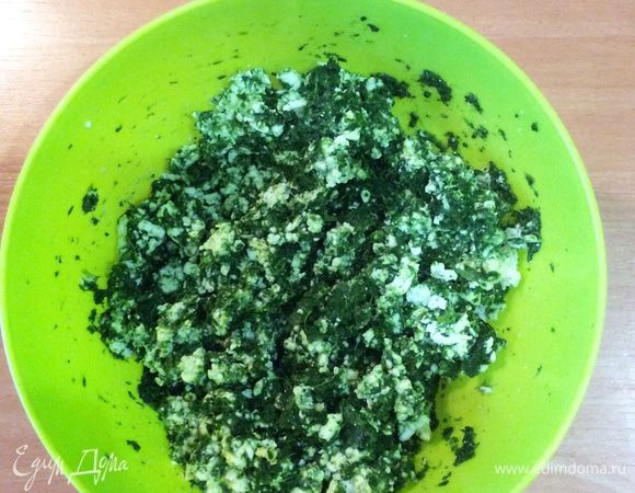 Добавляем к шпинату 2 вида натертого сыра, щепотку соли, 1/3 чайной ложки черного перца, 0,5 чайной ложки карри. Перемешиваем.