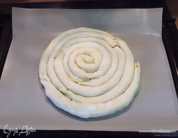 Выкладываем наши колбаски на противень швом вниз, начиная с середины. Скрепляем их между собой.