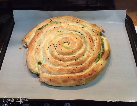 Отправляем в заранее разогретую до 200°C духовку на 30 минут, потом еще на 10 минут при 180°C. Время выпекания корректируйте в зависимости от вашей духовки. Когда пирог подрумянится, он готов.