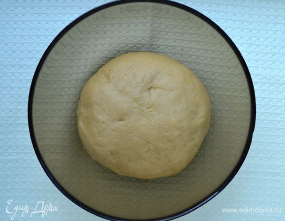 Тесто для пирога я делала в хлебопечке, загрузив сразу все ингредиенты. Если замешиваете вручную, то порубите муку со сливочным маслом в мелкую крошку, добавьте сметану и соду. Замесите руками эластичное, не тугое тесто. Муки может понадобиться чуть больше. Отправьте тесто в морозильную камеру минут на 20.