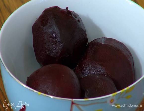 Свеклу запечь в разогретой духовке, затем выжать из нее 2 ст. ложки сока.