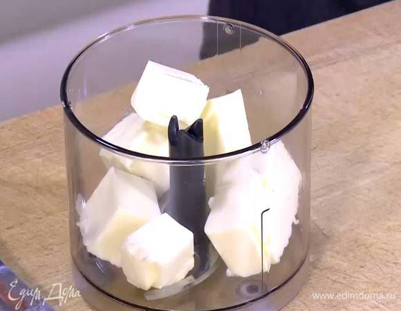 Предварительно охлажденное сливочное масло нарезать маленькими кусочками.