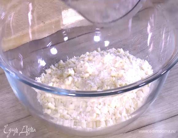 Сливочное масло с частью муки измельчить в блендере в крошку и переложить в глубокую посуду.