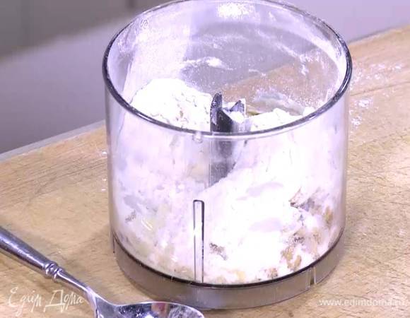 Фундук и 1 ст. ложку миндальных лепестков выложить в чашу блендера, добавить оставшуюся муку и соль, измельчить все в мелкую крошку.