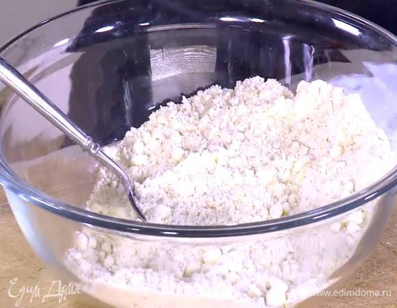 К муке с маслом всыпать крошку из муки и орехов, добавить 3 ст. ложки сахара, все перемешать и отправить в холодильник.