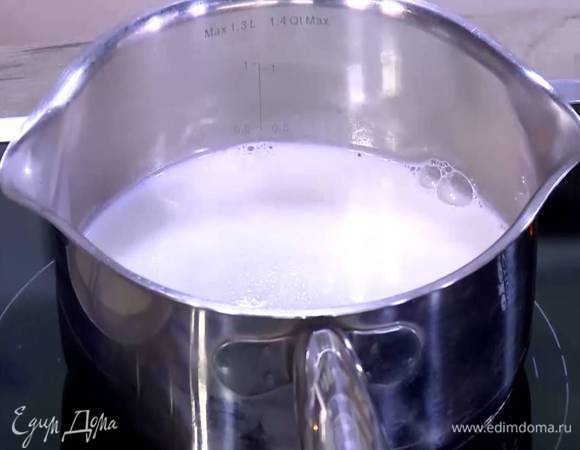 Молоко влить в кастрюлю и прогреть практически до кипения.